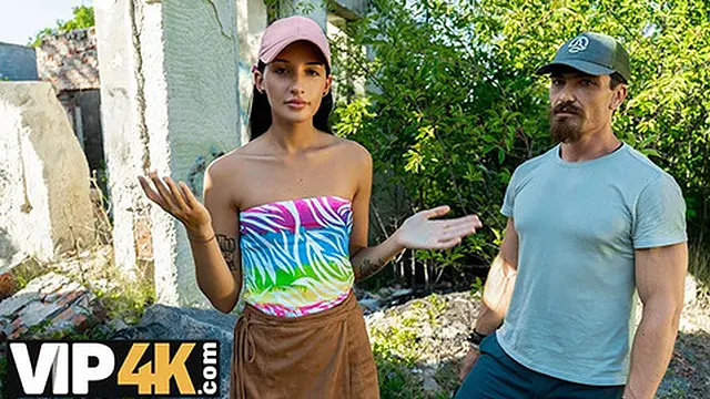 HUNT4K Busty俄娘解放诱惑，在废墟中公开戏弄BF