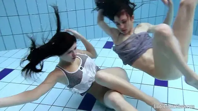 Russian ladies Janka and Andrejka solo with Aneta underwater