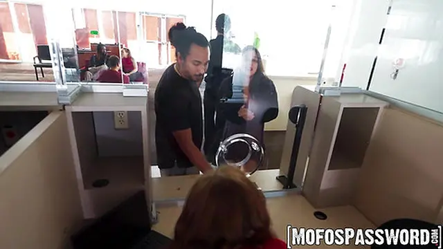 Marina Vaylor strokes her slit then takes a thick cock🌭 in the vault