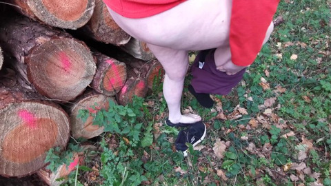 Leg dich auf den Baumstamm und spreiz die Beine für den Pussy✌-Genuss