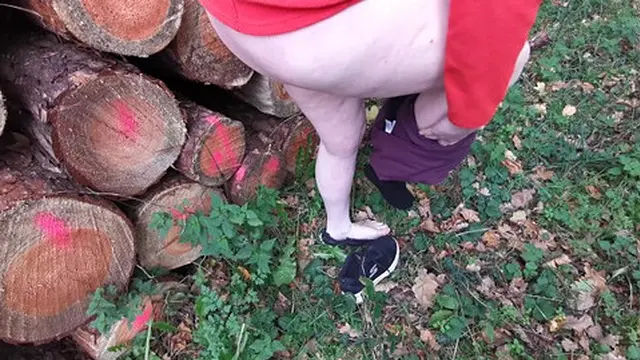 Leg dich auf den Baumstamm und spreiz die Beine für den Pussy✌-Genuss