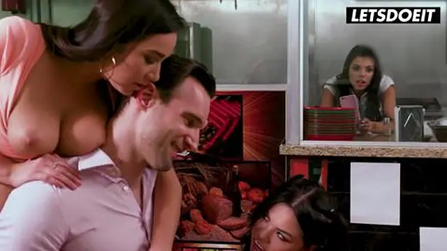 Gina, Karlee & Cindy Slay a Threesome Over Owner’s Gnar‑Hard Cock🌭 – Restaurant Rumble