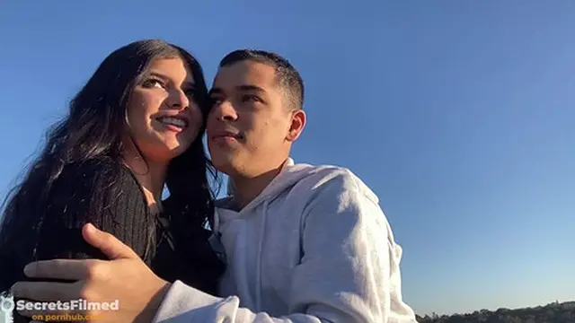 Tinder date turns steamy in public park